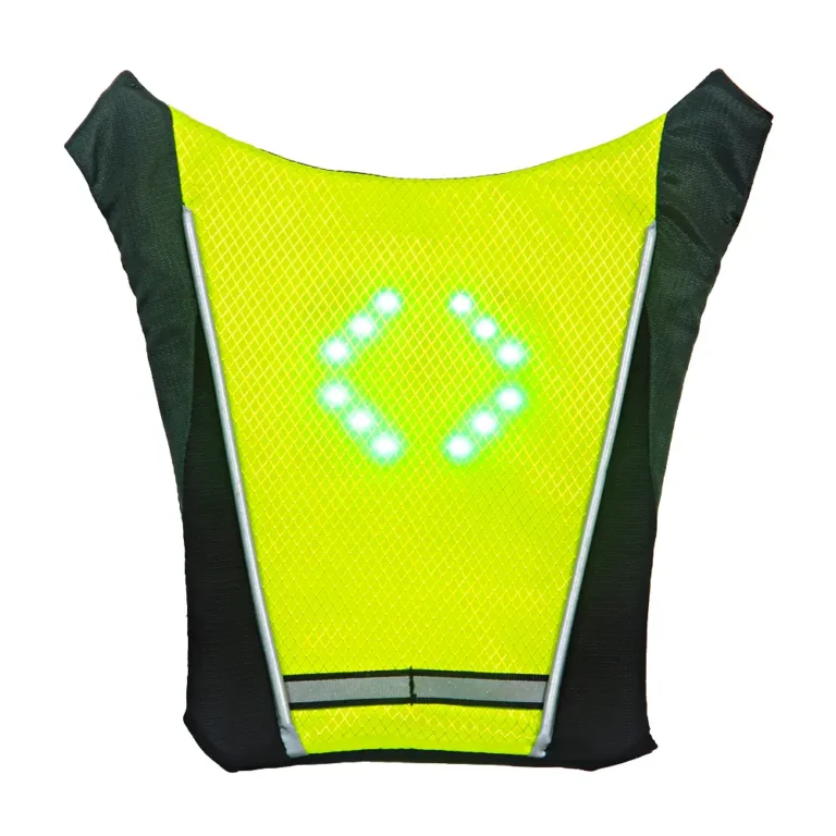 Gilet LED CycloSignal affichant le signal tout droit
