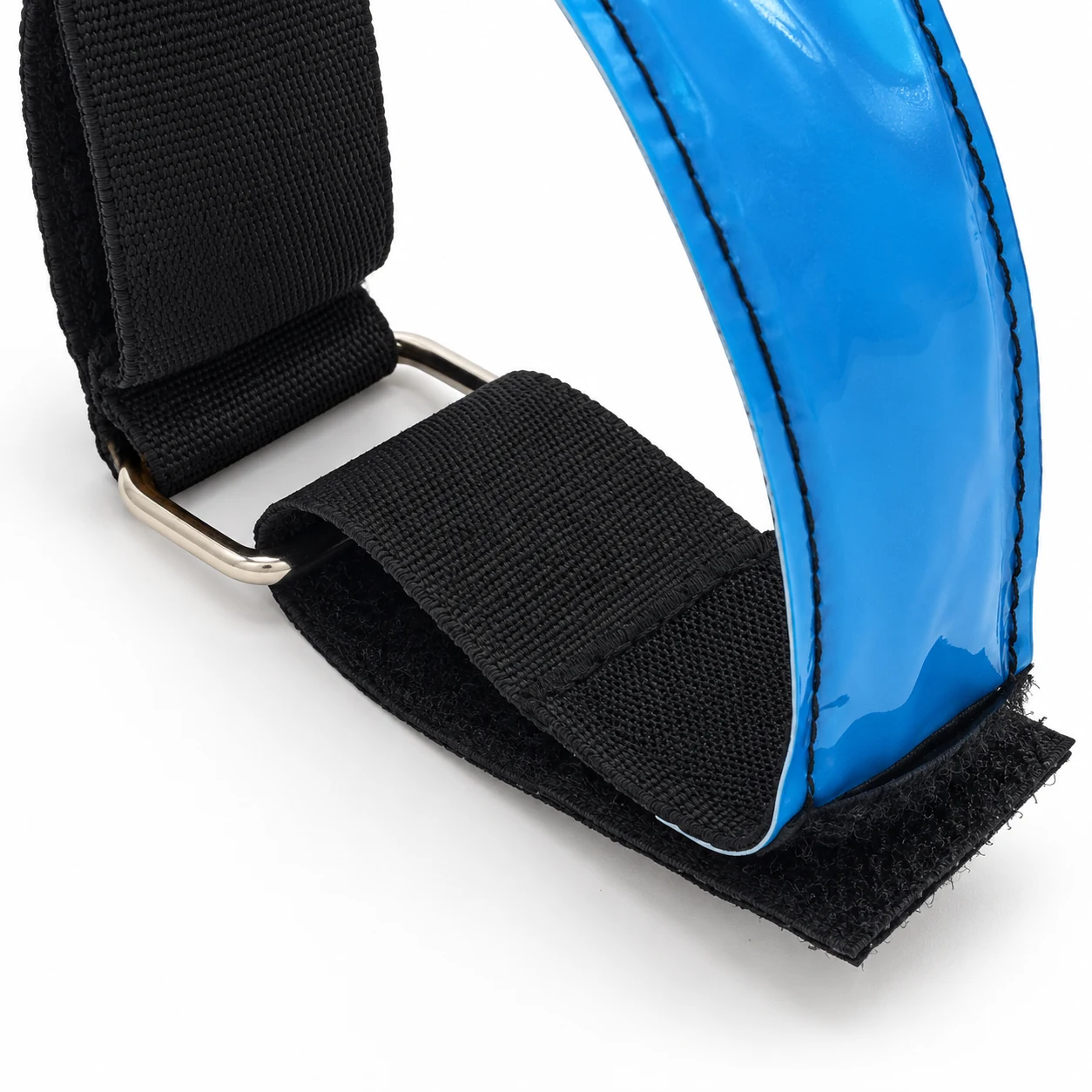 Détail de la fermeture textile et de la boucle du brassard bleu
