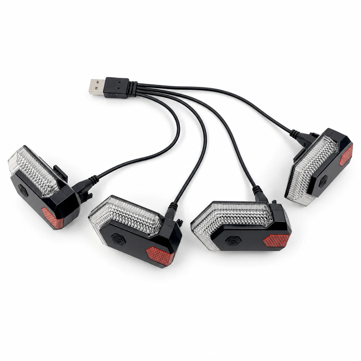 Quatre clignotants de vélo reliés à leur câble de recharge USB