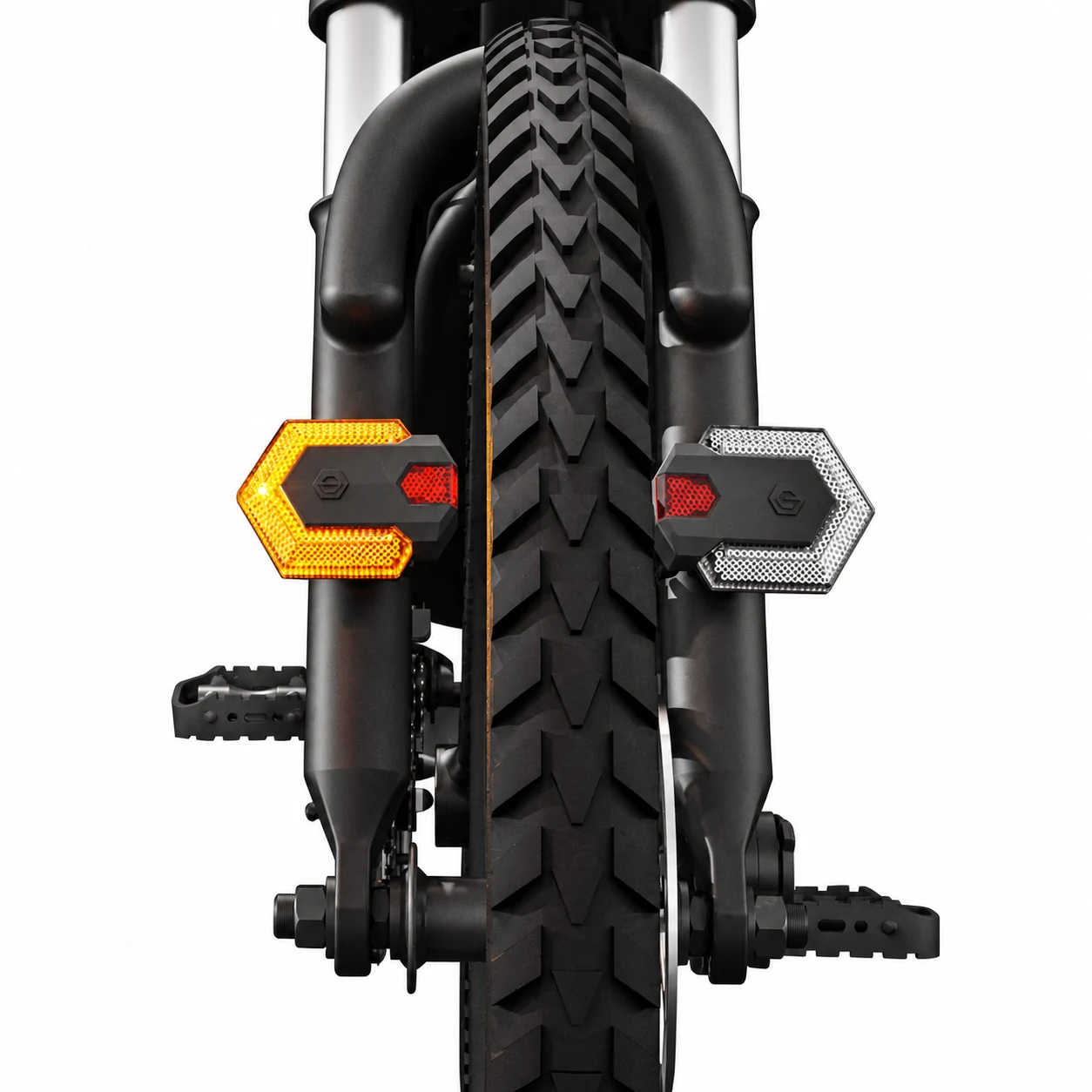 Deux clignotants montés de part et d’autre de la fourche du vélo